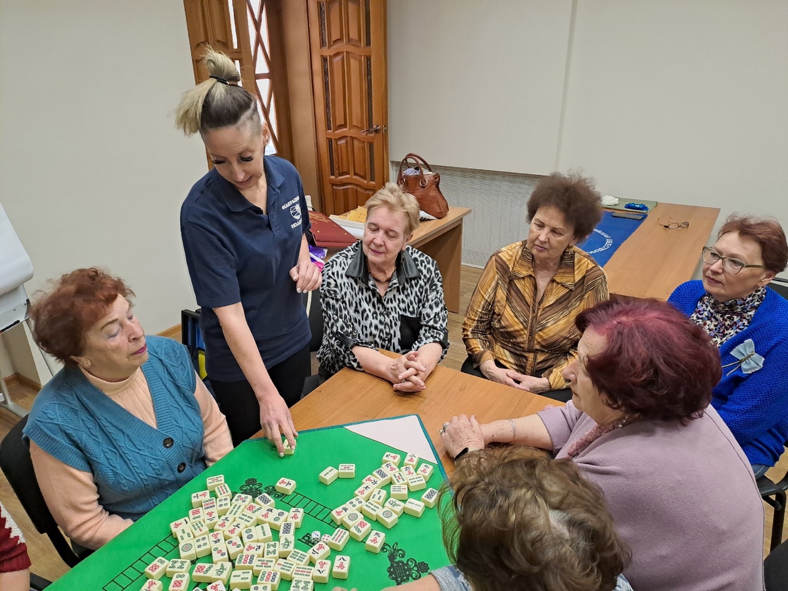 Пенсионеры учатся играть в маджонг