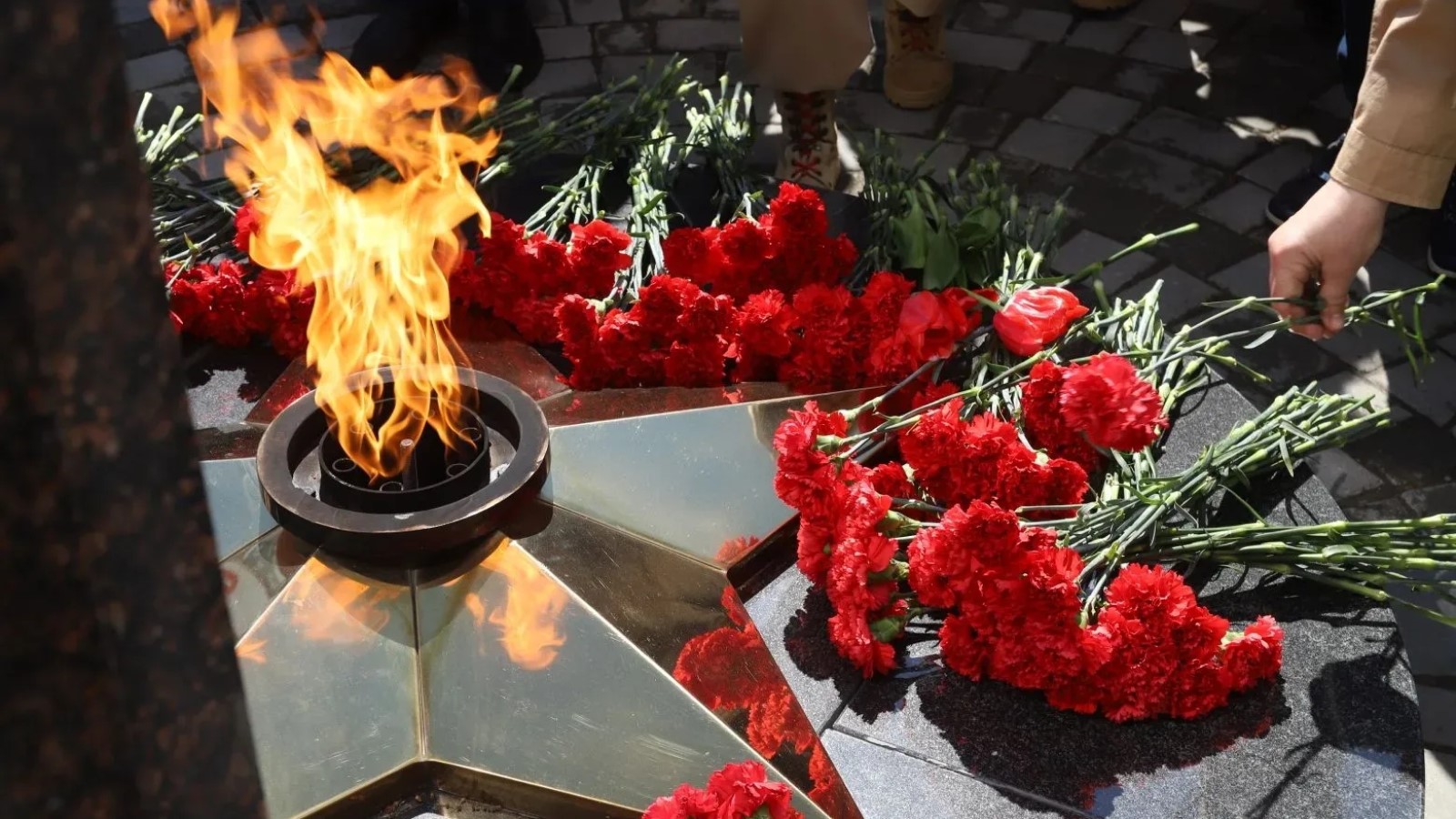С великим праздником — Днём Победы!