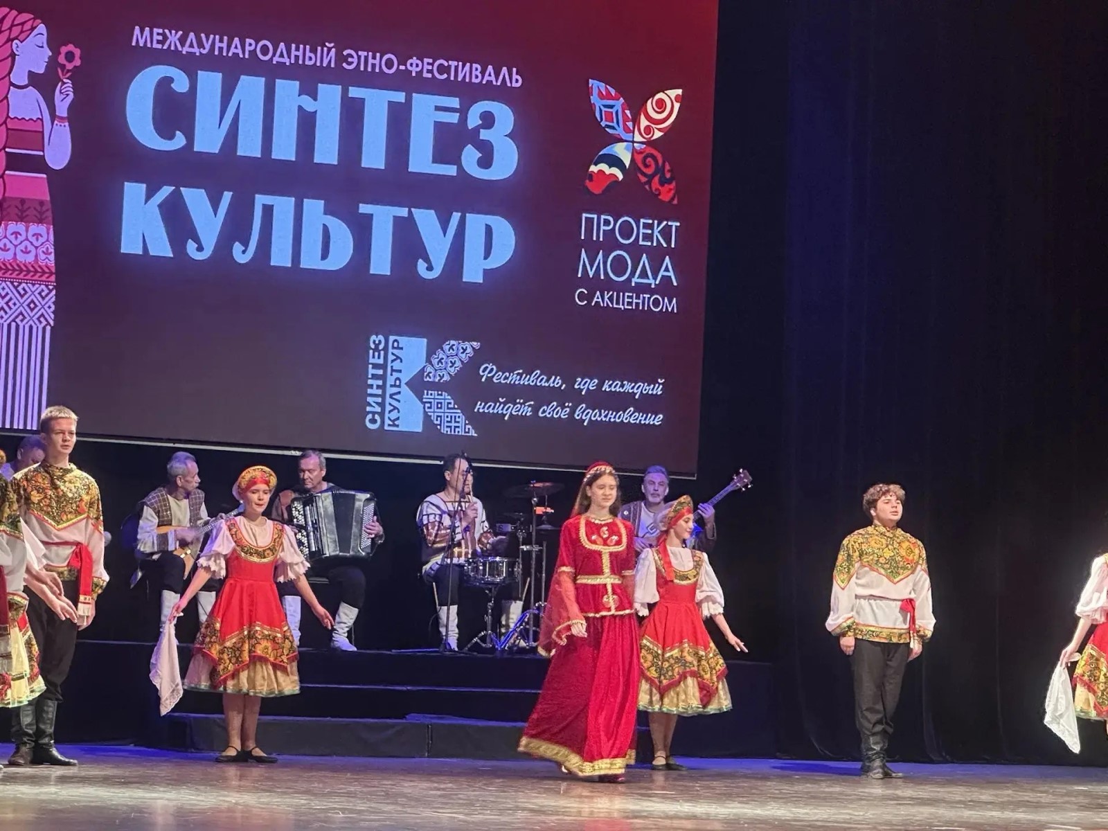 Представители узбекского народа в русских костюмах. Многонациональная русская культура всех объединяет!