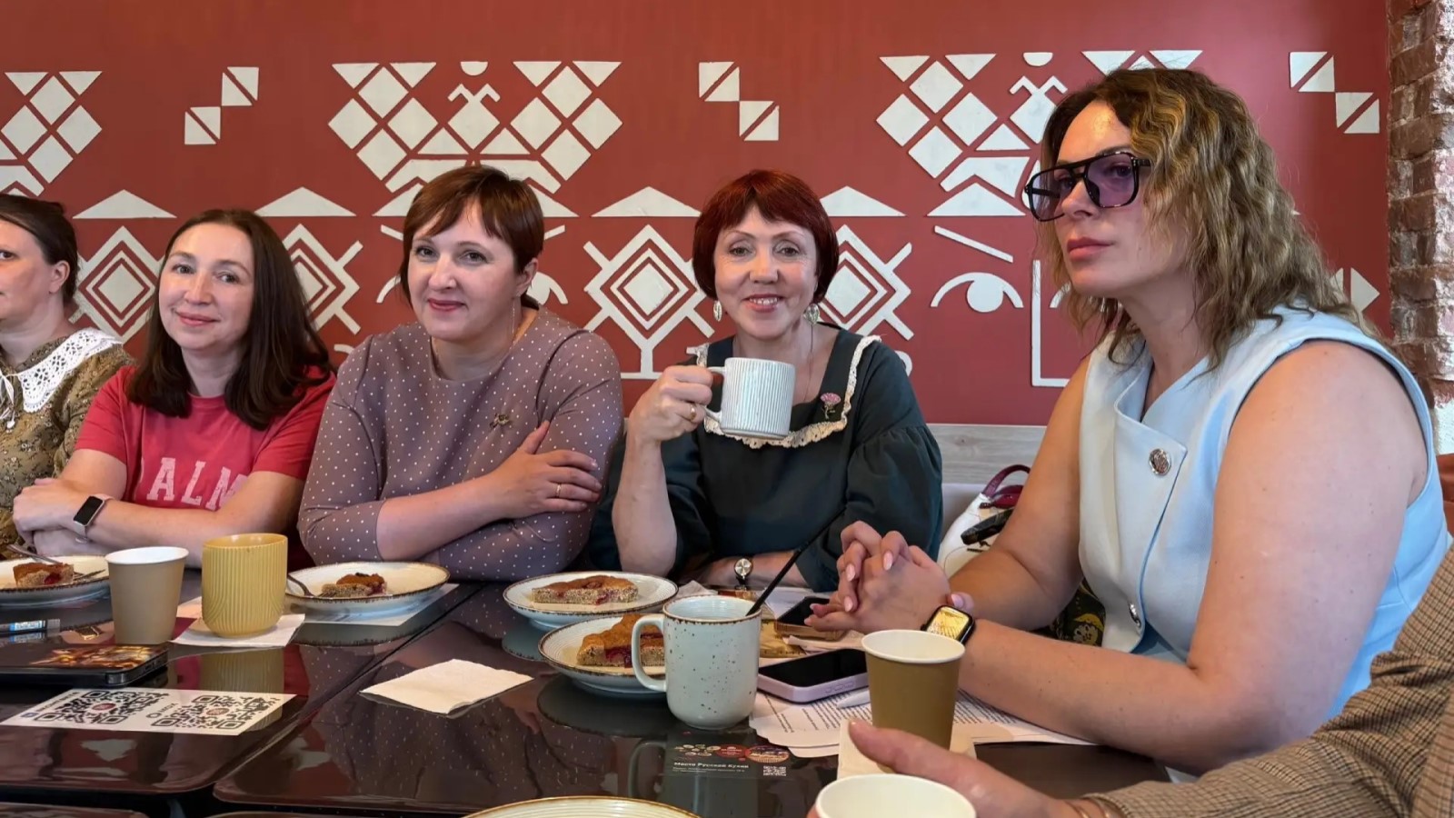 Тёплый разговор, важные идеи, новые связи — так прошла встреча в «Гостиной»!